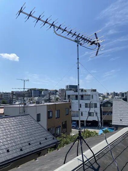 屋根上の高性能八木式アンテナ