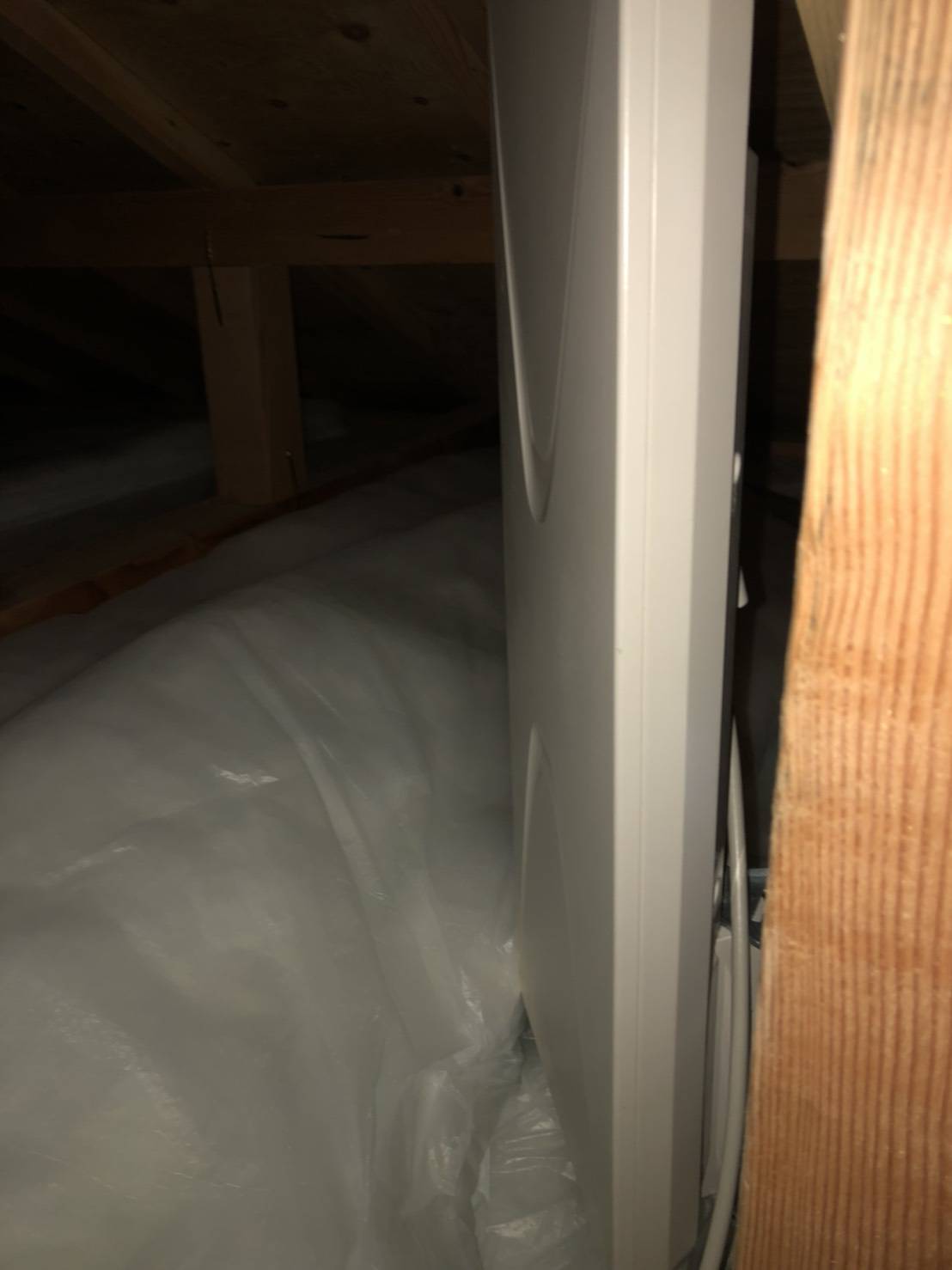 屋根裏のデザインアンテナ